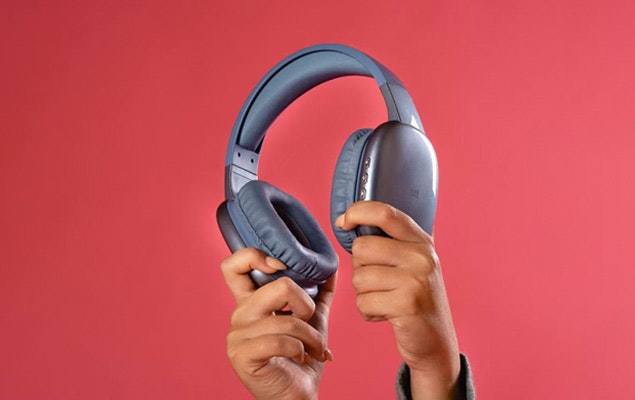 Audífonos de conexión inalámbrica azules.